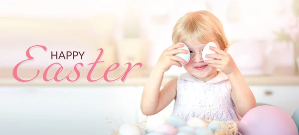 Напиши Счастливой Пасхи Маленькая Девочка Закрывает Глаза Окрашенными Пасхальными Яйцами — стоковое фото