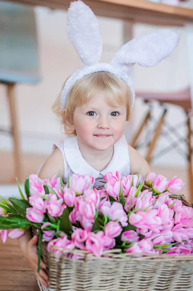 Милая Блондинка Пасхальном Кролике Праздник Пасхи Ребенок Букетом Весенних Цветов — стоковое фото