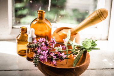 Buket Stachys palustris, marsh woundwort, palyaçolar woundwort, palyaçolar her şeyi iyileştirir, marsh hedgenettle, ya da pencere kenarındaki çit-ısırganı. Kozmetik ve eczacı şişeleri tmedicinal bitkinin yanında.