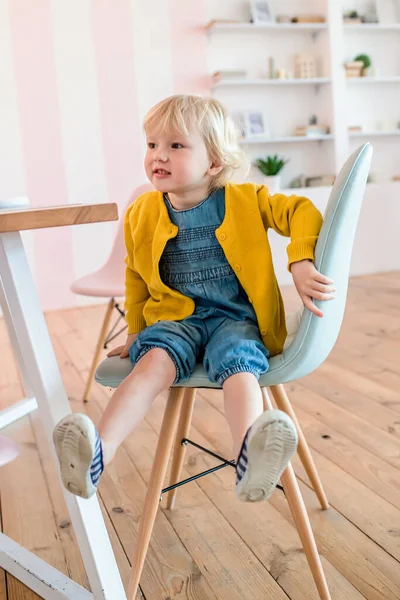 Child Sits Chair Kitchen His Legs — Stock Photo, Image