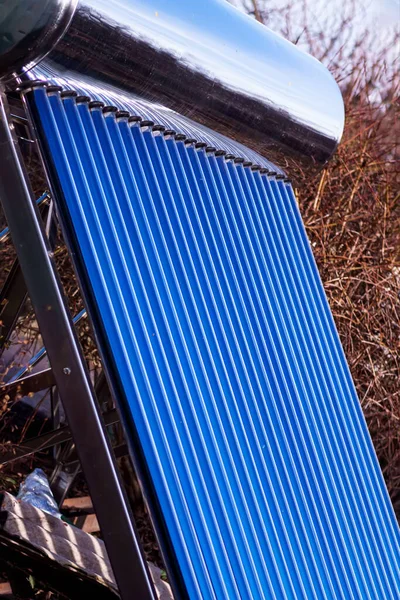 Sluneční Kolektor Poblíž Domu Zařízení Které Využívá Sluneční Energii Ohřevu — Stock fotografie