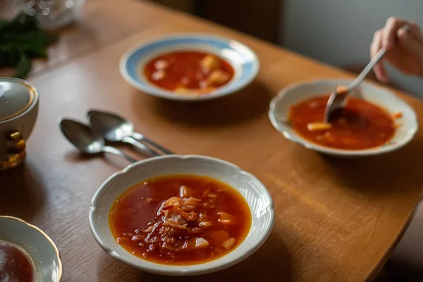 Table Service Pour Déjeuner Famille Cuisine Ukrainienne Soupe Rouge Borch — Photo