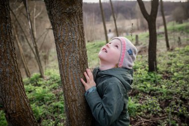 Doğayla nefes almak. Kız derin bir orman havası soluyor. Doğal vahada huzur ve rahatlığın tadını çıkarıyorum. Ağaç terapisi konsepti, Shinrin-yoku..