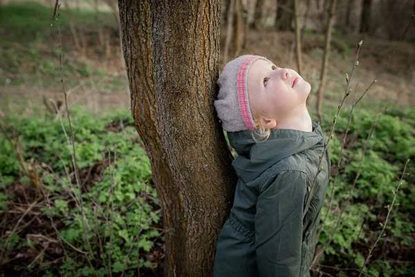 小さな女の子の練習 少女は木にもたれて立ち上がり自然のエネルギーを楽しんでいました 木療法 — ストック写真