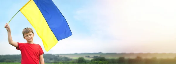 Niño Con Bandera Ucrania Contra Cielo — Foto de Stock