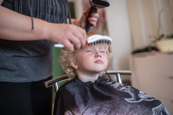 Kid Gets Pampered New Haircut Hairstyle Skilled Hairdresser — Stock Photo, Image