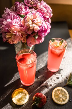 Çilekli saadet ve şakayık buketi. Lezzetli bir çilek kokteyli ve enfes bir buket şakayığın mükemmel eşleşmesine izin verin..