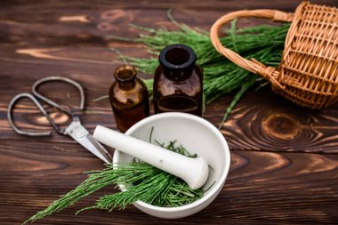 At kuyruğundan bir fincan çay, taze iksirden yapılmış, eczane havanından. At kuyruğu aşıları ödem için idrar söktürücü olarak kullanılır.