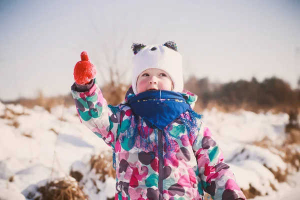 Dziewczynka Wskazująca Palcem Górę Zimowych Ubraniach Tle Zimowego Krajobrazu — Zdjęcie stockowe