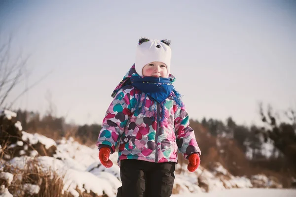 Mała Dziewczynka Wychodzi Zewnątrz Zimą Szczęśliwego Dzieciństwa — Zdjęcie stockowe