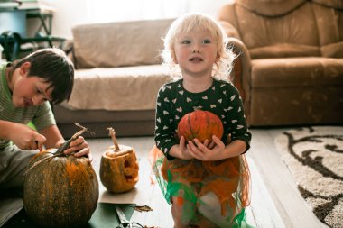 Gülümseyen kardeşlerim balkabağı fenerleri yarattılar, Cadılar Bayramı büyüsünü canlandırdılar..