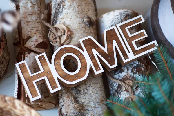 Text Home Auf Holzstämmen Gemütliches Zuhause Für Weihnachten — Stockfoto