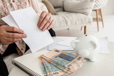 Elektrik faturaları yüzünden endişeli Ukraynalı son sınıf öğrencisi. Yükselen elektrik giderleri. Finansal stres