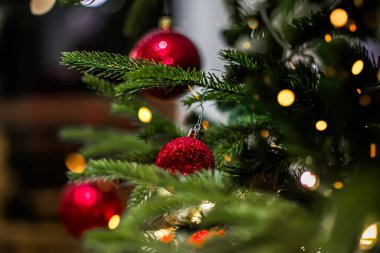 Kırmızı Noel balosu Noel ağacını, tatil sihrini ve zarafetini süslüyor. dizayn için şablon