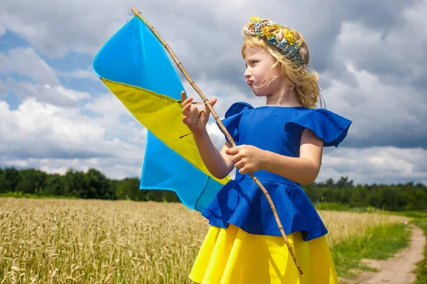 Fille Ukrainienne Avec Drapeau Bleu Jaune Affichage — Photo