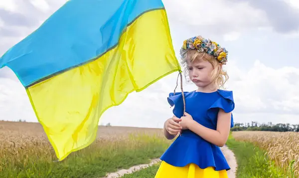 Triste Fille Tenant Drapeau Jaune Bleu Ukraine Dans Champ Blé — Photo