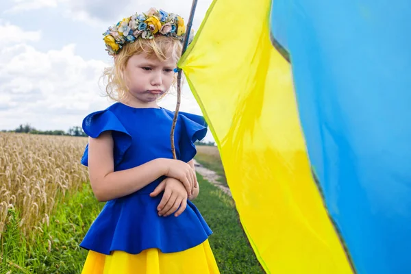 Сумна Дівчина Тримає Жовто Блакитний Прапор України Пшеничному Полі — стокове фото
