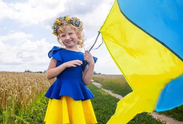 Joyeux Enfant Ukrainien Arborant Fièrement Drapeau National — Photo