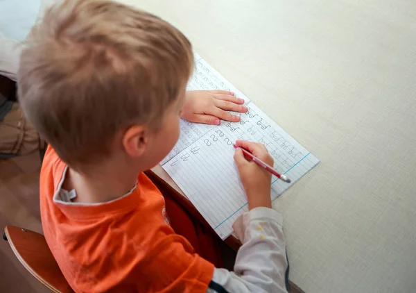 Çocuk Yazmayı Anaokulunda Masada Oturarak Öğreniyor Eller Metinli Bir Defterin Telifsiz Stok Imajlar