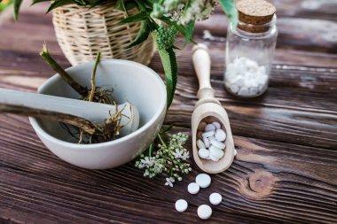 Su toplamış sarı kabuklu Valerian tabletleri. Hafif yatıştırıcı ve hipnotize edici. Uykusuzluk, endişe, stres ve iştahın artması için doğal tedavi