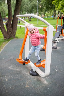 Spor caddesi. Sokaktaki bebek simülatörü FEET BREEDING şehir parkında. Kullanımı kolay kardiyovasküler fitness ekipmanı. Kardiyovasküler hastalıkların önlenmesi.