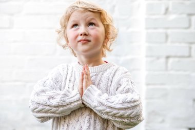 Çocukların elleri derin bir düşünce ve bağlılık jesti olarak bir araya gelir..