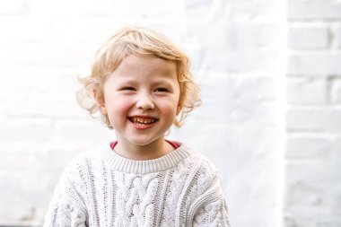 Saf mutluluk anı o değerli gülüşün içinde..