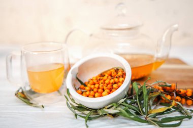 Şeffaf bir çaydanlıkta deniz karabuğday çayı, sağlıklı bir demlik. Deniz dikenli çay, taze deniz dikenli yaprakları ve böğürtlenli lezzetli ve tıbbi içecek zamanı.