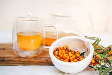 Cam çaydanlık ferahlatıcı deniz dikenli çay deniz dikenli karides çayı, lezzetli ve tıbbi bir içecek.