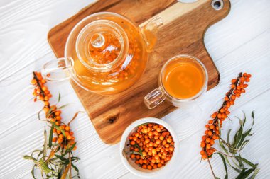 Lezzetli bir demlik için şeffaf bir çaydanlığa doldurulmuş canlı deniz karabuğdayları. Canlılık için homeopatik tedavi