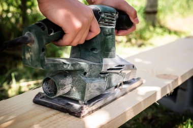 Elektrik Planörü devrede. Ahşap işçiliği meraklısı kusursuz sonuçlar için elektrikli bir planör kullanır.