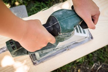 Atölyede elektrikli ahşap planlamacıyla el işçiliği.