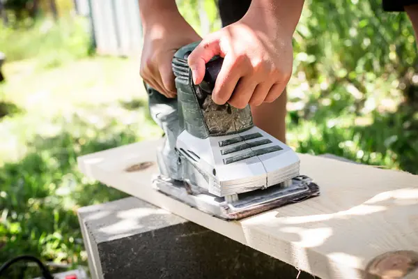 Tahta döşemeyi elektrikli planörle düzleştirme konusunda uzmandır.