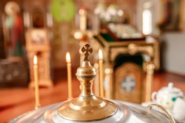 Vaftiz sırasında, Kutsal Şefaat Manastırı Kilisesi 'nde Vaftiz Yazı Tipi ile Kadınlar İçin.