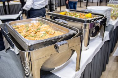 Lüks restoranlarda açık büfe yemekleri, renkli meyve ve sebzelerle servis etmek.