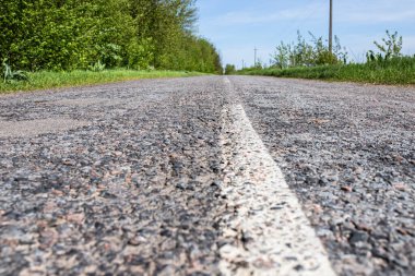 Asfalt köy yolunda kestirme yol.