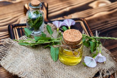 Convolvulus arvensis, ya da çiçek özlü yağ ile iksir ya da tentür yapan alan bağotu