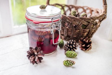 Bir kavanoz kozalak reçeli boğaz ağrısı için doğal bir ilaç ve doğanın iyileştirici gücünün bir hatırlatıcısı..