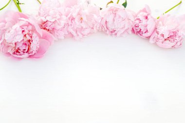 Beyaz bir masada çiçek açan şakayık demeti. Üst Manzara. Metnin için boş boşluk.