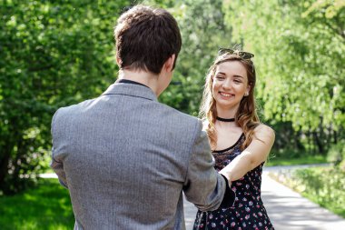 Genç ve güzel bir çift parkta romantik dans ediyor. Sevgili ve flört konsepti.