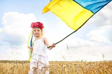 Ukrayna ulusal bayrağını gösteren vatansever kız