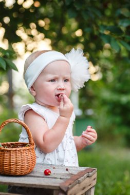 Dikkatli bir denetimle, tapılası çocuk doğanın lezzetlerini keşfediyor, bahçede ilk kez kiraz tadıyor. Doğanın Ödül Konsepti