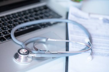 Dijital sağlık sisteminin temsili: steteskop bir bilgisayar klavyesinde konumlandırılmıştır. Teletıp kavramı