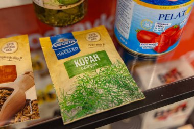Osijek, Hırvatistan - 7 Haziran 2024: Vegeta Maestro 'nun kurutulmuş dereotlu baharat paketinin ön yüzünde belirgin bir marka adı bulunan görüntüsü. Paket, arka planda diğer gıda ürünleriyle birlikte bir market rafında sergileniyor..