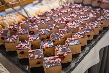 Açık büfe yemekleri içeride. Açık büfe masasında farklı tipte kekler. Seçici odak.