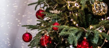 Noel ışıkları. Mavi ve sarı benekli bir boğa. Aydınlanmış Noel ağacının odaklanmış görüntüsü. Kopyalama alanı