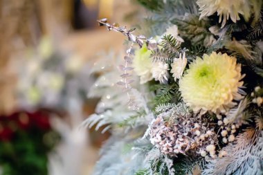 Kış düğünü ya da Noel ve Yeni Yıl 2021 için kasımpatı buketi