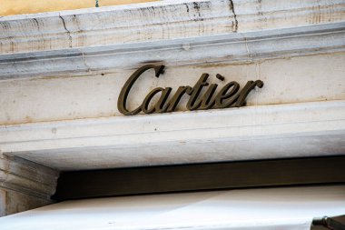 Venedik, İtalya, 17 Ağustos 2024: Lüks mağaza vitrininde tarihi bir binanın klasik mimarisine karşı vurgulanmış lüks Cartier mağazası yer almaktadır. Zarif tasarım dikkat çekiyor..