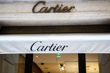 Venedik, İtalya, 17 Ağustos 2024: Cartier 'in lüks bir mücevher butiğinin çarpıcı vitrinleri kalabalık bir şehirde sergileniyor, yoldan geçenleri zarif aksesuarları ve tasarımları keşfetmeye davet ediyor..