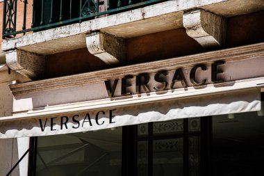 Venedik, İtalya, 17 Ağustos 2024: Mağazanın ön cephesinde Versace markası, şık harfler ve bir tepe örtüsü bulunuyor..